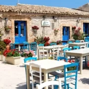 Marzamemi,_la_piazza Таверна на Сицилии